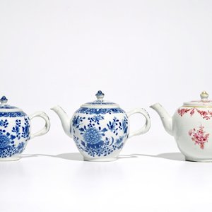 Three Chinese blue and white and famille rose teapots and covers, Qianlong — 照片 1