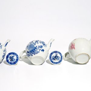 Three Chinese blue and white and famille rose teapots and covers, Qianlong — 照片 6