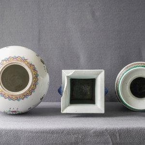 Three Chinese blue and white and famille rose vases, 19th C. — photo 11