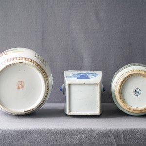 Three Chinese blue and white and famille rose vases, 19th C. — photo 12