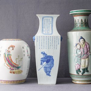 Three Chinese blue and white and famille rose vases, 19th C. — photo 7