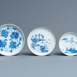Three Chinese blue and white 'Bleu de Hue' plates and two bowls for the Vietnamese market, 19th C. — photo 2
