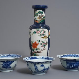 Three Chinese blue and white bowls and a blue ground famille rose vase, Kangxi and 19th C. — 照片 1