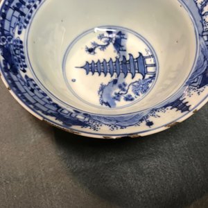 Three Chinese blue and white bowls and a blue ground famille rose vase, Kangxi and 19th C. — 照片 18