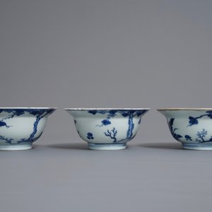Three Chinese blue and white bowls and a blue ground famille rose vase, Kangxi and 19th C. — 照片 3