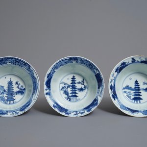 Three Chinese blue and white bowls and a blue ground famille rose vase, Kangxi and 19th C. — 照片 6