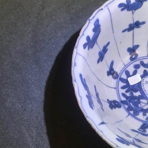 Three Chinese blue and white bowls and a grisaille and iron red vase, Ming and Yongzheng — 照片 19