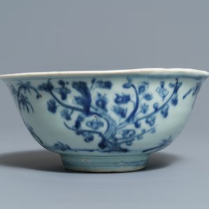 Three Chinese blue and white bowls and a grisaille and iron red vase, Ming and Yongzheng — 照片 5