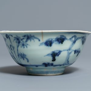 Three Chinese blue and white bowls and a grisaille and iron red vase, Ming and Yongzheng — 照片 6