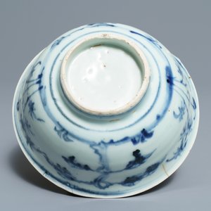 Three Chinese blue and white bowls and a grisaille and iron red vase, Ming and Yongzheng — 照片 7
