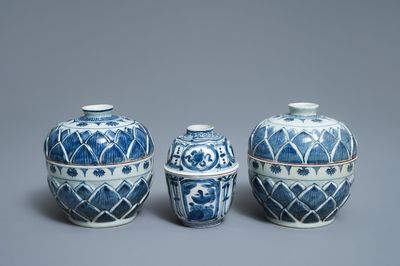 Three Chinese blue and white bowls and covers, Wanli
