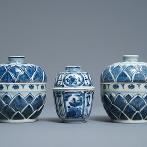Three Chinese blue and white bowls and covers, Wanli — photo 2