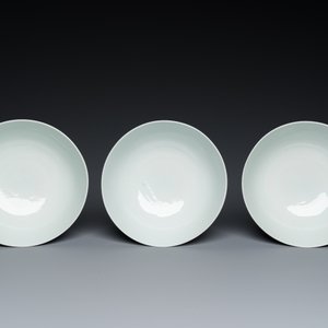 Three Chinese blue and white bowls with figurative design, Xuande mark, 19th C. — 照片 6