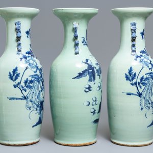 Three Chinese blue and white celadon-ground vases, 19th C. — 照片 2