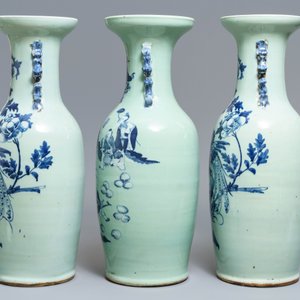 Three Chinese blue and white celadon-ground vases, 19th C. — 照片 4