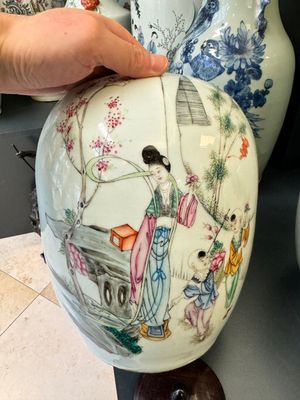 Three Chinese blue and white celadon-ground vases and two famille rose jars, 19/20th C. — photo 2