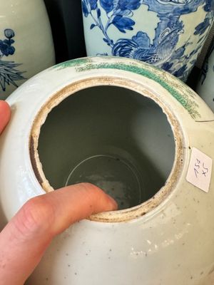 Three Chinese blue and white celadon-ground vases and two famille rose jars, 19/20th C. — photo 10
