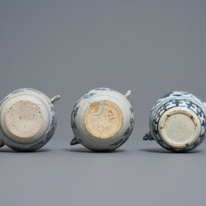 Three Chinese blue and white 'chicken head' water droppers, Ming — 照片 6