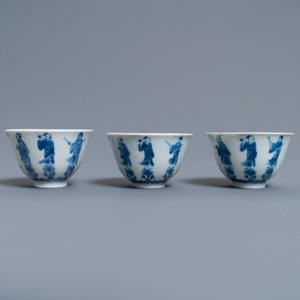 Three Chinese blue and white cups and two saucers, Kangxi — photo 4