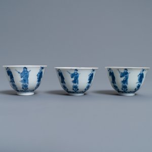 Three Chinese blue and white cups and two saucers, Kangxi — photo 5