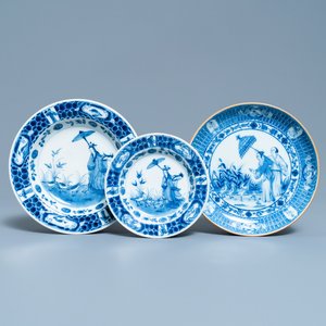 Three Chinese blue and white 'Dames au parasol' plates after Pronk, Qianlong — 照片 1