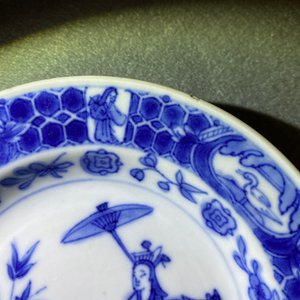Three Chinese blue and white 'Dames au parasol' plates after Pronk, Qianlong — 照片 11