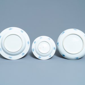 Three Chinese blue and white 'Dames au parasol' plates after Pronk, Qianlong — 照片 3
