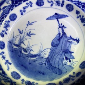 Three Chinese blue and white 'Dames au parasol' plates after Pronk, Qianlong — 照片 4