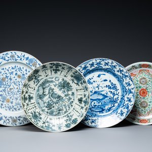 Three Chinese blue and white dishes and one famille verte dish, Ming, Kangxi and Qianlong — 照片 1