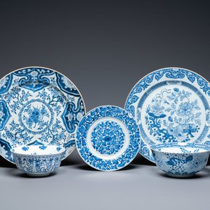 Three Chinese blue and white dishes and two bowls, Kangxi and later — photo 1