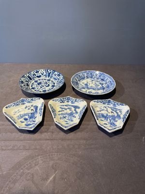 Three Chinese blue and white dishes and two plates, Kangxi — foto 1