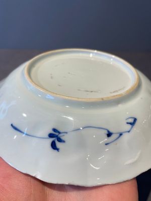Three Chinese blue and white dishes and two plates, Kangxi — foto 13