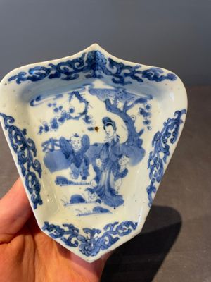 Three Chinese blue and white dishes and two plates, Kangxi — foto 14