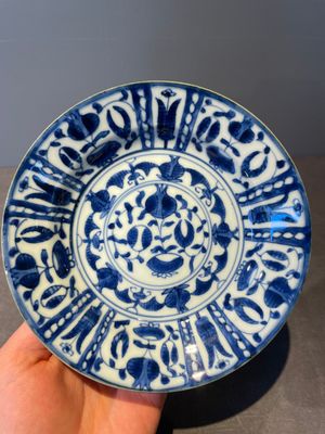 Three Chinese blue and white dishes and two plates, Kangxi — foto 2