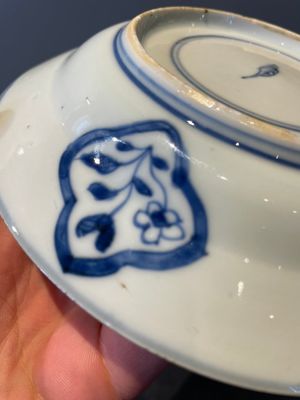 Three Chinese blue and white dishes and two plates, Kangxi — foto 7
