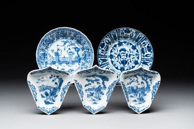 Three Chinese blue and white dishes and two plates, Kangxi