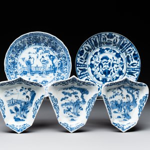 Three Chinese blue and white dishes and two plates, Kangxi — foto 1