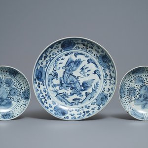 Three Chinese blue and white dishes with a qilin and rockwork, Hongzhi — photo 1