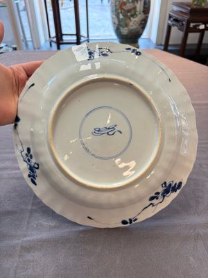 Three Chinese blue and white dishes with figural design, Kangxi — 照片 2