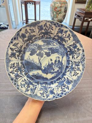 Three Chinese blue and white dishes with figural design, Kangxi — 照片 3