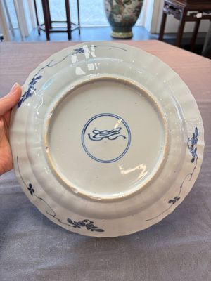 Three Chinese blue and white dishes with figural design, Kangxi — 照片 4
