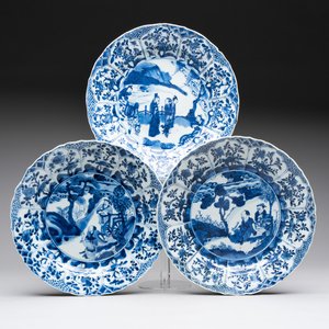 Three Chinese blue and white dishes with figural design, Kangxi — 照片 1