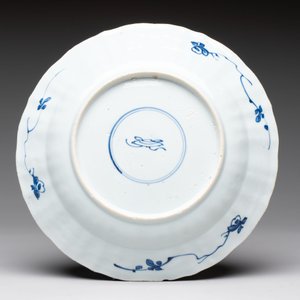 Three Chinese blue and white dishes with figural design, Kangxi — 照片 5