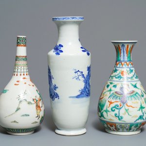 Three Chinese blue and white, doucai and famille verte vases, 19/20th C. — photo 3