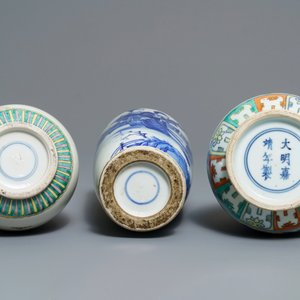 Three Chinese blue and white, doucai and famille verte vases, 19/20th C. — photo 5