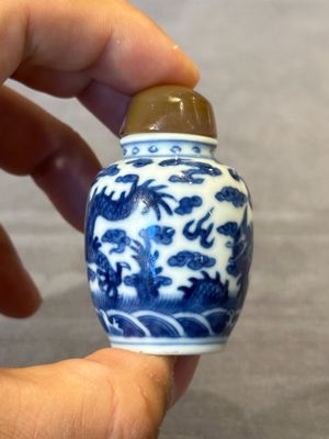 Three Chinese blue and white 'dragon' snuff bottles, 19th C. — photo 12