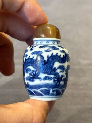 Three Chinese blue and white 'dragon' snuff bottles, 19th C. — photo 13