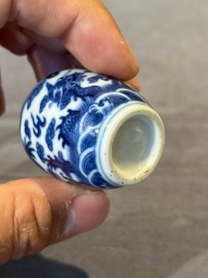 Three Chinese blue and white 'dragon' snuff bottles, 19th C. — photo 16