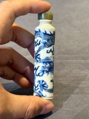 Three Chinese blue and white 'dragon' snuff bottles, 19th C. — photo 19