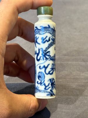 Three Chinese blue and white 'dragon' snuff bottles, 19th C. — photo 22